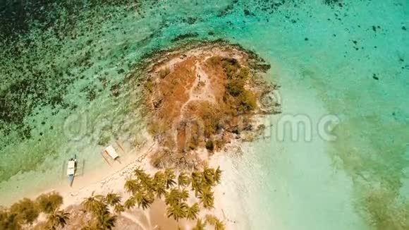鸟瞰美丽的海滩在热带岛屿马尔卡普亚菲律宾视频的预览图