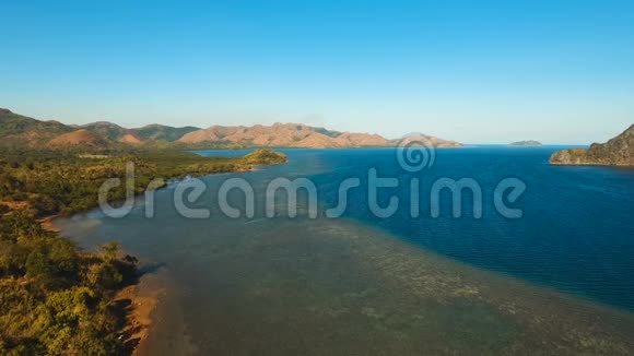 鸟瞰热带泻湖大海沙滩热带岛屿菲律宾巴拉望布桑加视频的预览图