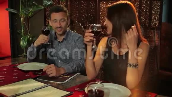 男人和女人在餐馆里和朋友聊天视频的预览图
