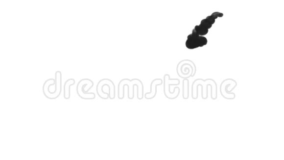 一个墨流注入黑染云或烟雾墨水在白色上缓慢注入在水里发黑背景或背景视频的预览图
