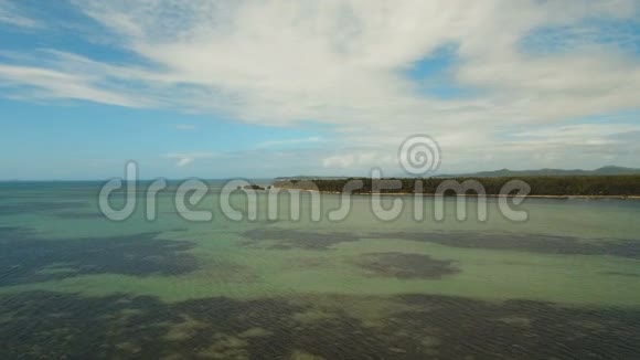 鸟瞰热带泻湖大海沙滩热带岛屿菲律宾西亚高视频的预览图