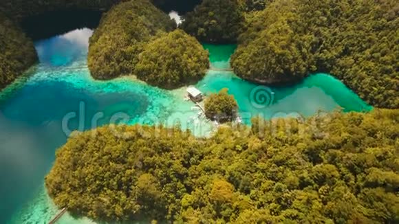 鸟瞰热带泻湖大海沙滩热带岛屿菲律宾西亚高视频的预览图