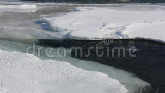 俄罗斯阿尔泰绿松石河上漂流的冰视频的预览图