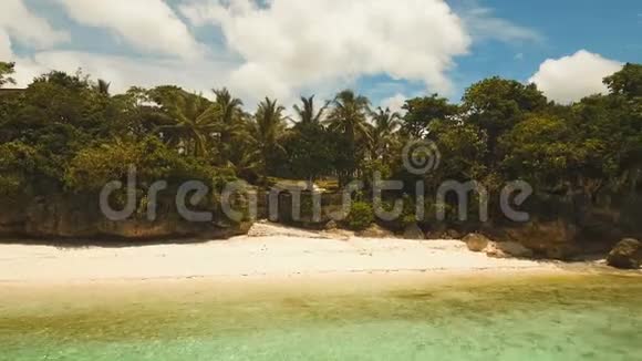 在热带岛屿上鸟瞰美丽的海滩菲律宾安达地区视频的预览图