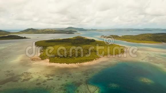 鸟瞰热带泻湖大海沙滩热带岛屿菲律宾西亚高视频的预览图