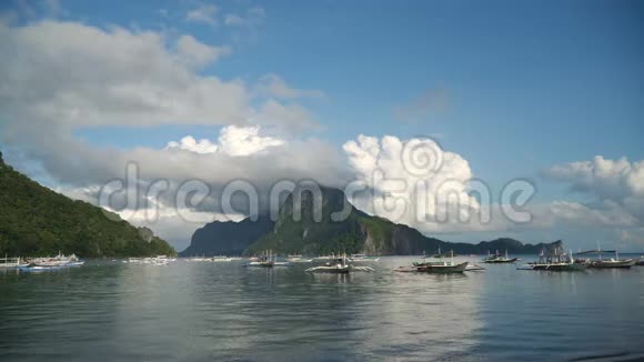 海景与岛山船在水上视频的预览图