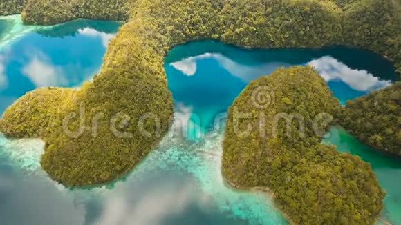 鸟瞰热带泻湖大海沙滩热带岛屿菲律宾西亚高视频的预览图