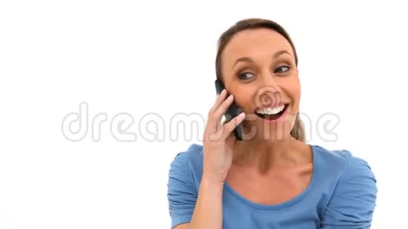 打电话的女人穿着蓝色衬衫视频的预览图