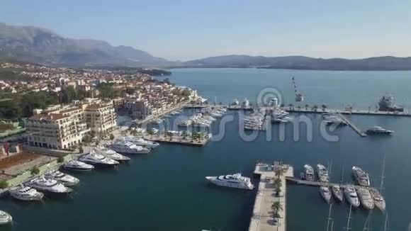 黑山港的鸟瞰图蒂瓦特市视频的预览图