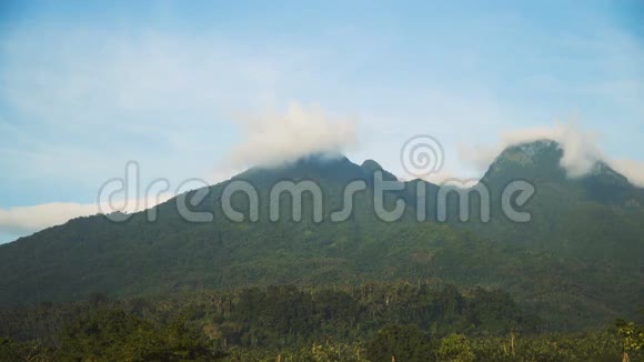 山和天空的景观卡米古因岛视频的预览图