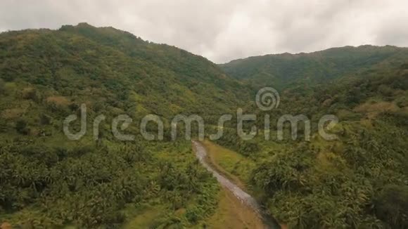 雨林中的山河菲律宾Camiguin岛视频的预览图