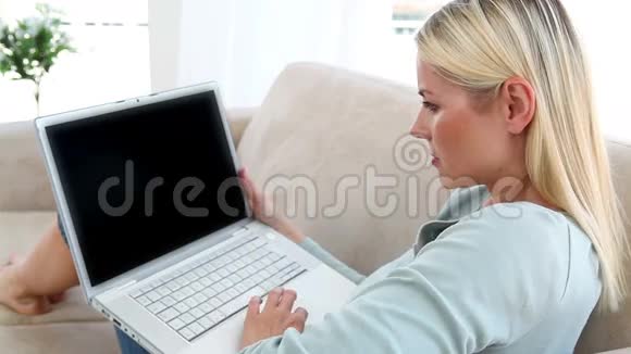 金发女人用笔记本电脑视频的预览图