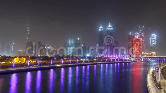 新的迪拜水运河可以看到城市天际线阿拉伯联合酋长国视频的预览图