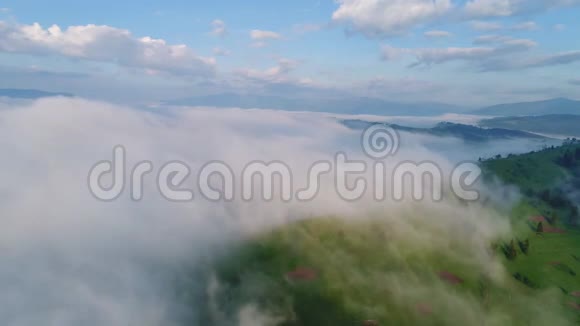 卡帕坦山脉上空美丽的云视频的预览图