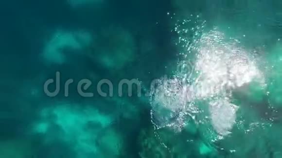 从空中拍摄的绿松石海水视频的预览图