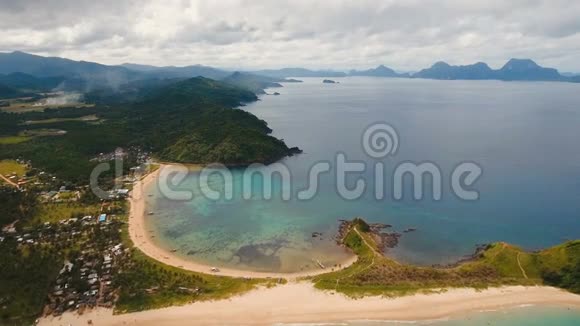 在热带岛屿上鸟瞰美丽的海滩菲律宾埃尔尼多视频的预览图