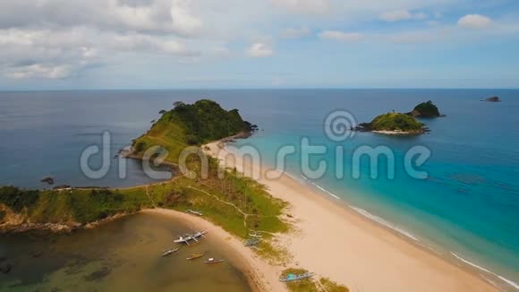 在热带岛屿上鸟瞰美丽的海滩菲律宾埃尔尼多视频的预览图