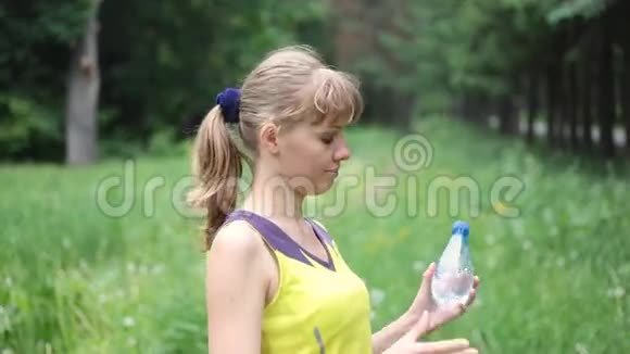 健身女孩饮用水视频的预览图