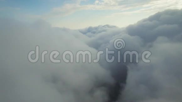 云层上方的鸟瞰图视频的预览图
