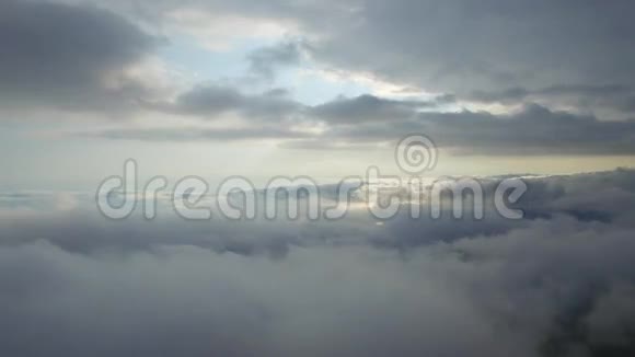 云层上方的鸟瞰图视频的预览图