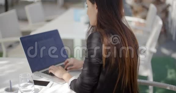 女商人在她的笔记本电脑上打字视频的预览图