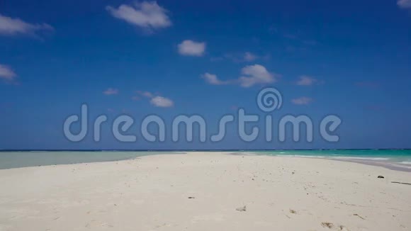 热带岛屿上美丽的海滩视频的预览图