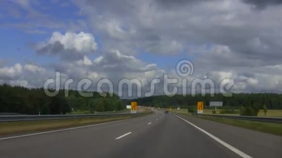 在高速公路上开车视频的预览图
