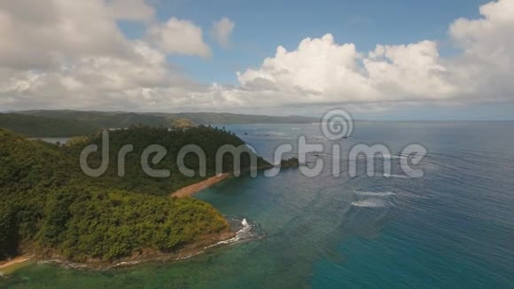 鸟瞰热带泻湖大海沙滩热带岛屿菲律宾卡坦杜内斯视频的预览图