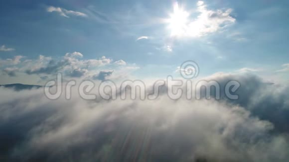 卡帕坦山脉上空美丽的云视频的预览图