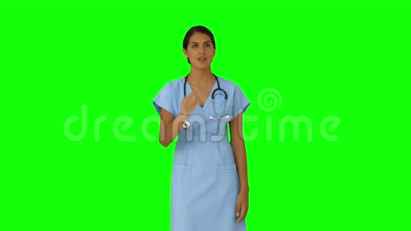 护士站着指着视频的预览图