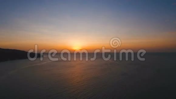 美丽的日落或海上日出鸟瞰菲律宾视频的预览图