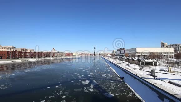 莫斯科莫斯克瓦河堤岸和佩特渴纪念碑俄罗斯冬季视频的预览图