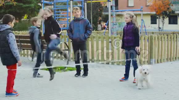 中国跳绳的儿童视频的预览图