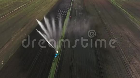 鸟瞰灌溉系统灌溉农田视频的预览图