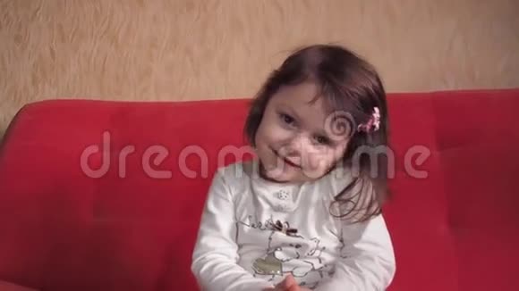 一个美丽的小女孩的情感视频的预览图