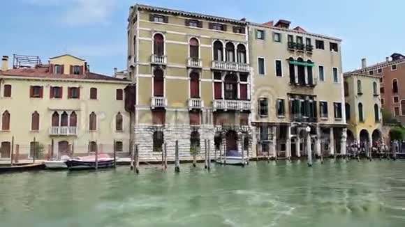 意大利威尼斯大运河沿线的风景建筑视频的预览图