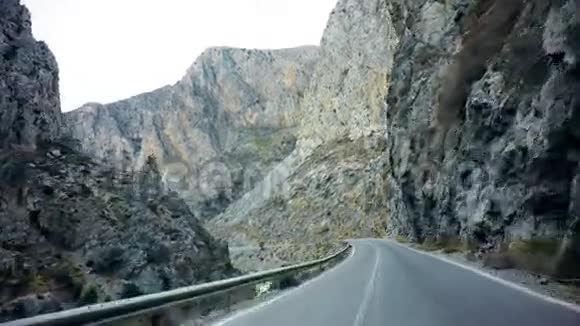 汽车在山路上行驶视频的预览图