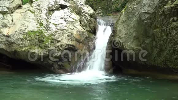 克里米亚山河上的瀑布视频的预览图