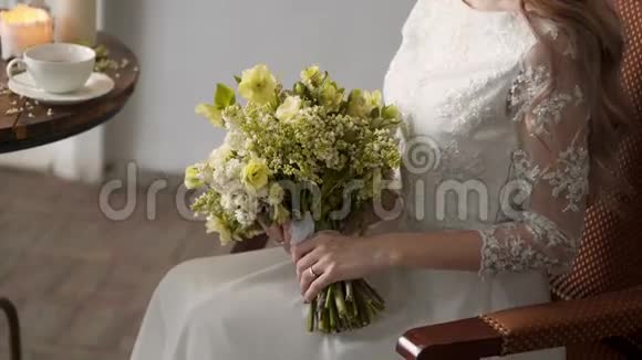 新娘坐着花束视频的预览图