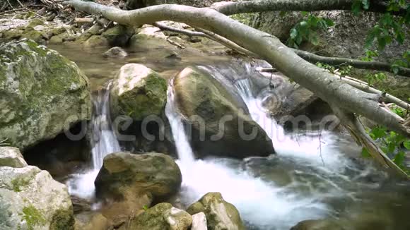 克里米亚山河上的瀑布视频的预览图