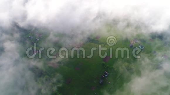 蒙蒙的天空下的山村视频的预览图