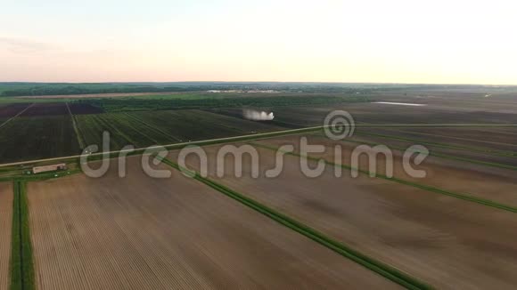鸟瞰灌溉系统灌溉农田视频的预览图