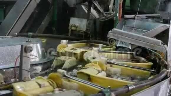 蚕茧在丝绸厂工人在车间视频的预览图