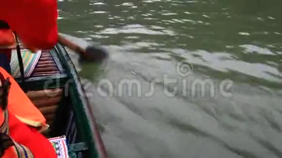 乘船游览河上的山视频的预览图