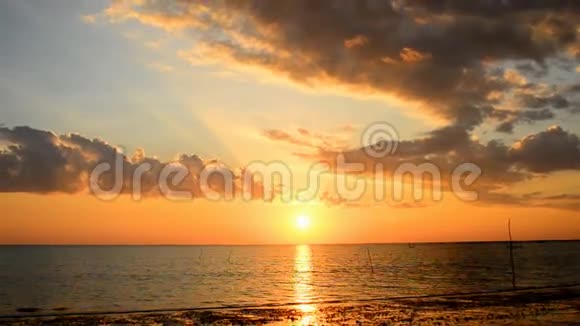 日落和海滩的天空视频的预览图