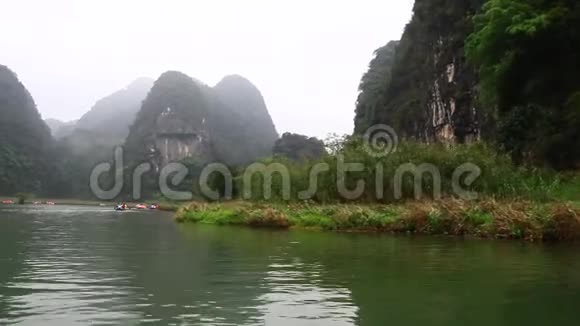 乘船游览河上的山视频的预览图