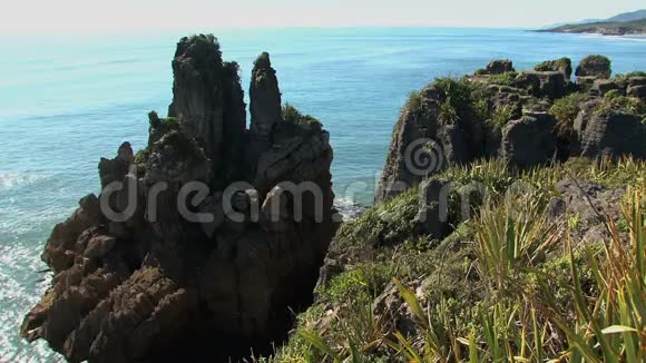 新西兰南部岛屿西海岸的煎饼岩视频的预览图