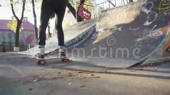 年轻人骑滑板视频的预览图