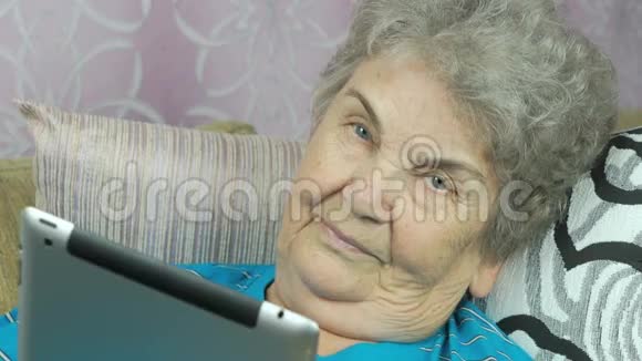 有平板电脑的老年妇女视频的预览图