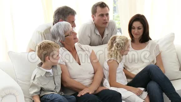 一家人坐在沙发上视频的预览图